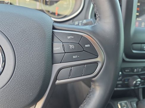 Used 2021 Jeep Cherokee Latitude Plus image 22