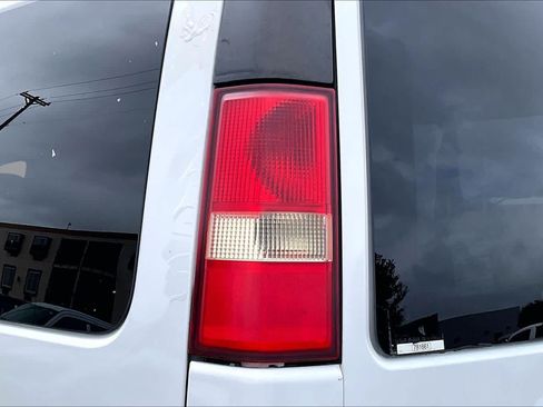 Used 2007 Chevrolet Express 3500 Extended Passenger w/ LT Preferred Equipment Group RWD image 24