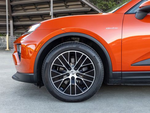 Certified 2025 Porsche Macan Electric image 13