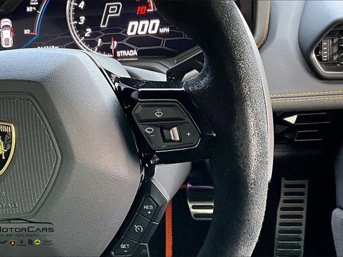 Used 2020 Lamborghini Huracan EVO image 18