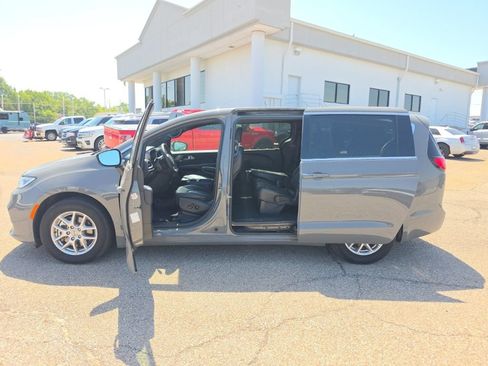 Used 2025 Chrysler Pacifica Select FWD image 4