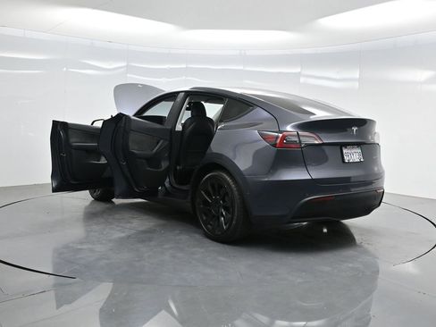 Used 2021 Tesla Model Y Long Range image 36