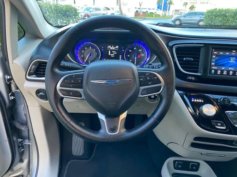 Used 2021 Chrysler Voyager Lxi image 14