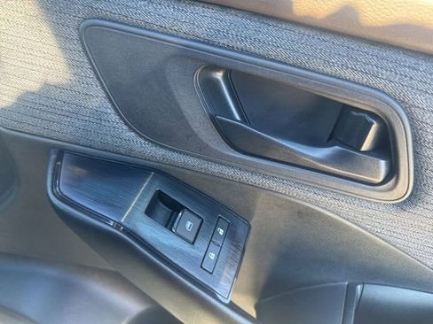 Used 2023 Nissan Rogue S image 33