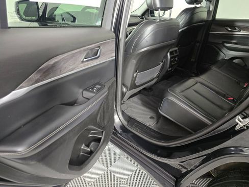 Used 2023 Jeep Grand Cherokee Limited w/ Black Appearance Package image 35