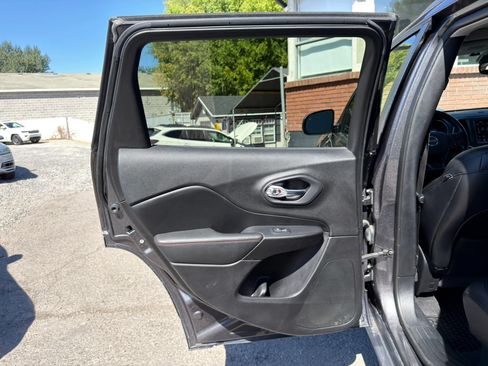 Used 2021 Jeep Cherokee Trailhawk w/ Sun, Sound & Nav Group AWD/4WD image 27