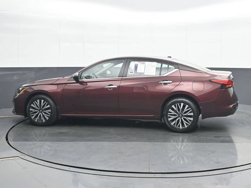 Used 2024 Nissan Altima 2.5 SV AWD/4WD image 3