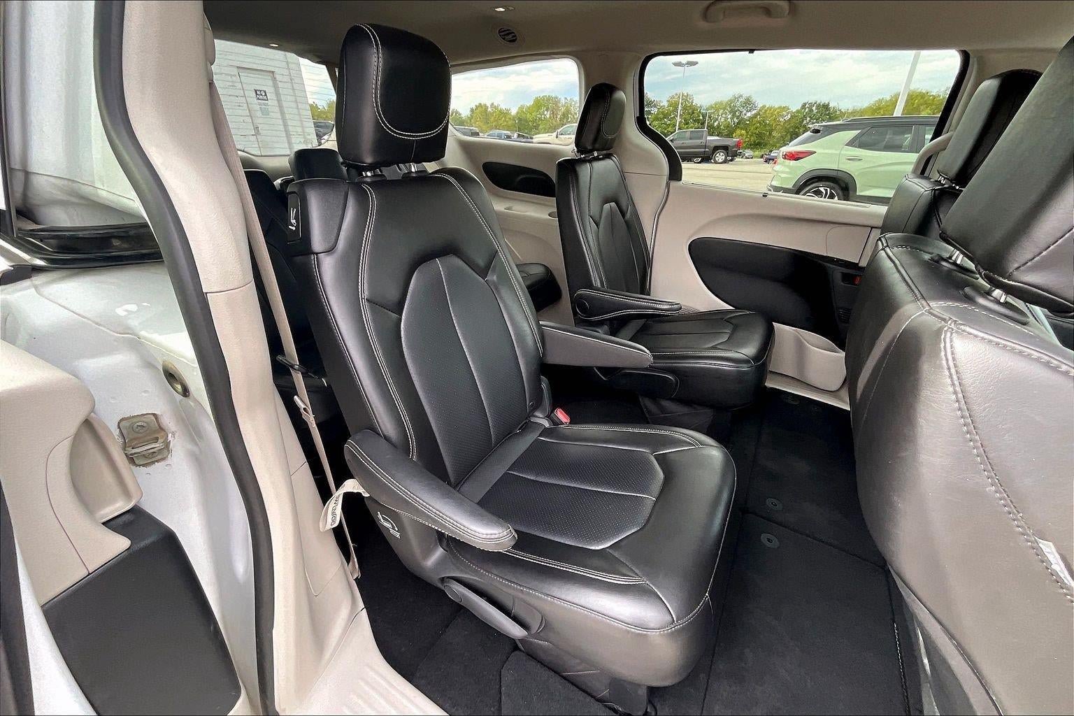 Used 2024 Chrysler Pacifica Touring-L FWD image 23