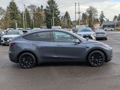 Used 2022 Tesla Model Y Long Range image 6
