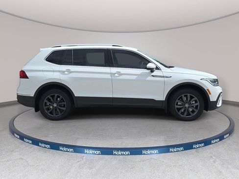 Used 2024 Volkswagen Tiguan SE w/ Panoramic Sunroof Package FWD image 5
