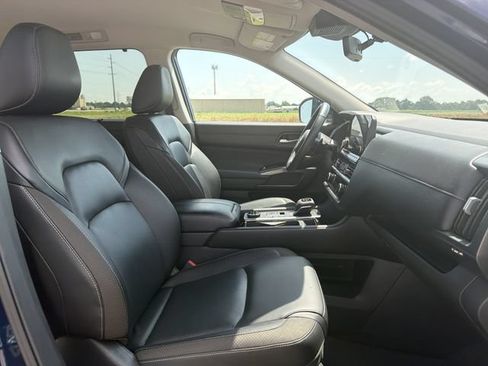 Used 2025 Nissan Pathfinder SL AWD/4WD image 17