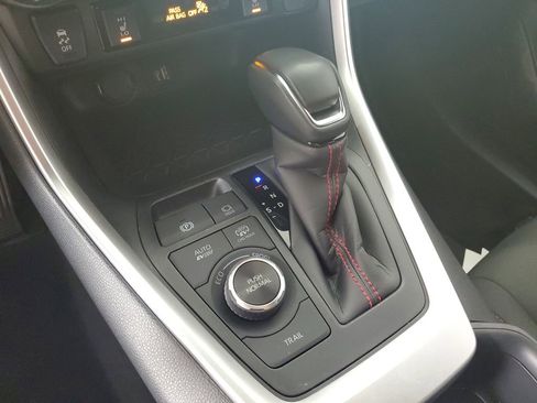 Used 2025 Toyota RAV4 SE image 19