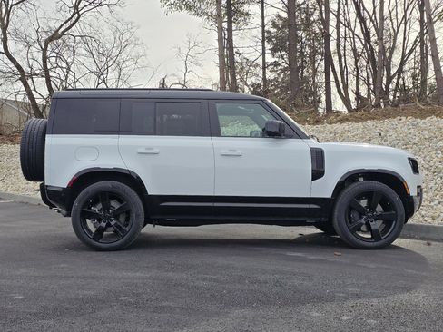 New 2026 Land Rover Defender 110 X-Dynamic SE image 25