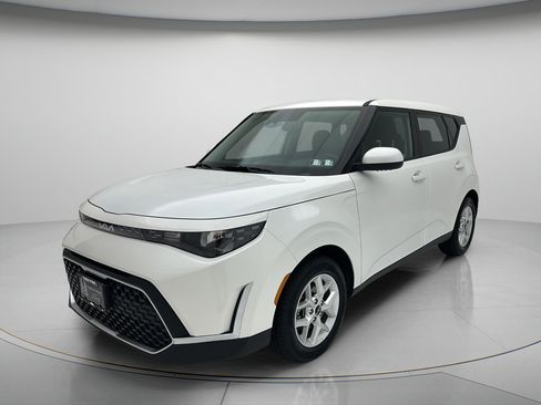 Used 2025 Kia Soul LX w/ LX Technology Package FWD image 3