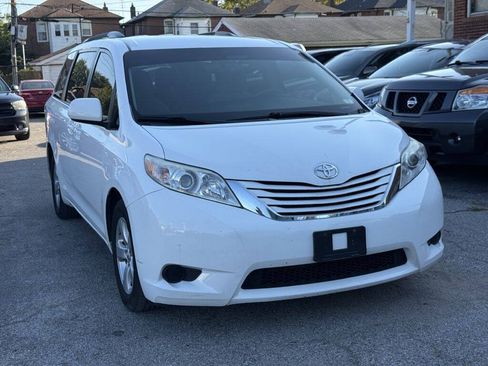 Used 2017 Toyota Sienna LE FWD image 3