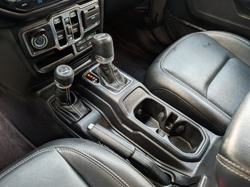 Used 2023 Jeep Wrangler Unlimited Sahara w/ Cold Weather Group AWD/4WD image 24