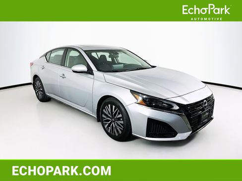 Used 2023 Nissan Altima 2.5 SV w/ SV Premium Package image 1