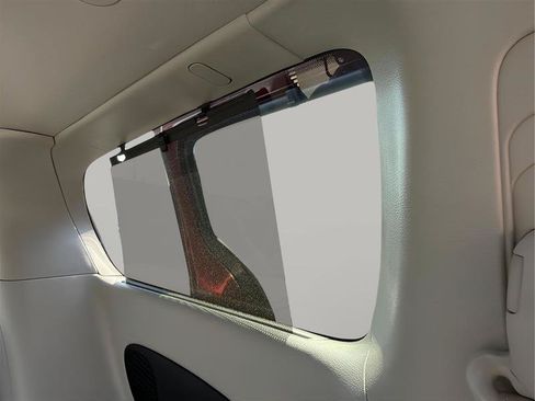Used 2018 Chrysler Pacifica Limited w/ Advanced Safetytec Group FWD image 34