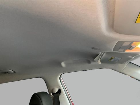 Used 2025 Hyundai Venue SE FWD image 13