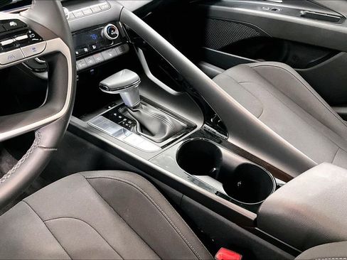 Certified 2025 Hyundai Elantra SEL FWD image 17