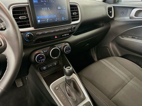 Used 2025 Hyundai Venue SEL image 25