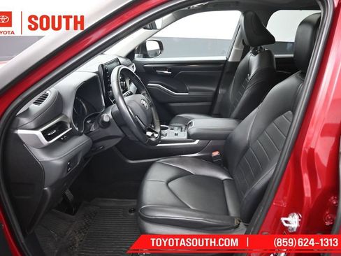 Used 2021 Toyota Highlander XLE AWD/4WD image 9