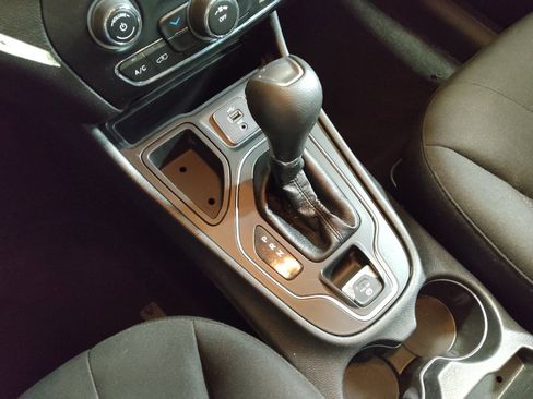 Used 2019 Jeep Cherokee Latitude w/ Popular Appearance Group image 26