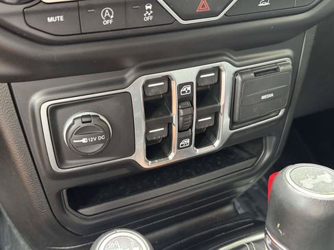 Used 2022 Jeep Wrangler Unlimited Sahara w/ LED Lighting Group AWD/4WD image 14