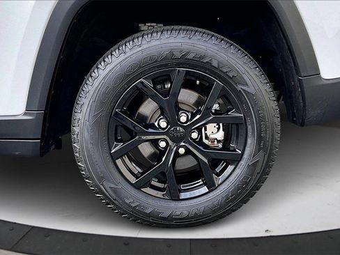 Used 2024 Jeep Grand Cherokee Altitude image 33