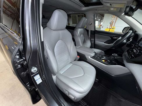 Used 2022 Toyota Highlander XLE AWD/4WD image 16