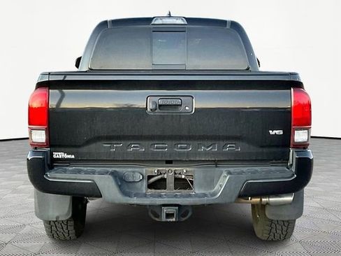 Used 2018 Toyota Tacoma TRD Sport image 6