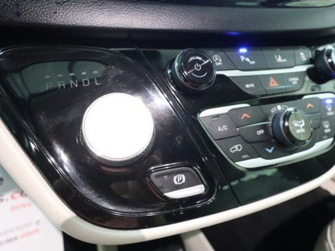 Used 2021 Chrysler Pacifica Touring-L FWD image 24