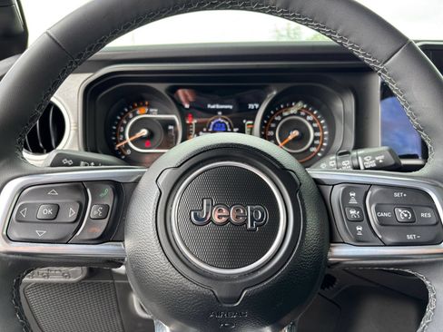 Used 2025 Jeep Wrangler Unlimited Sahara AWD/4WD image 28