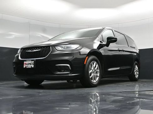 Certified 2024 Chrysler Pacifica Touring-L FWD image 60