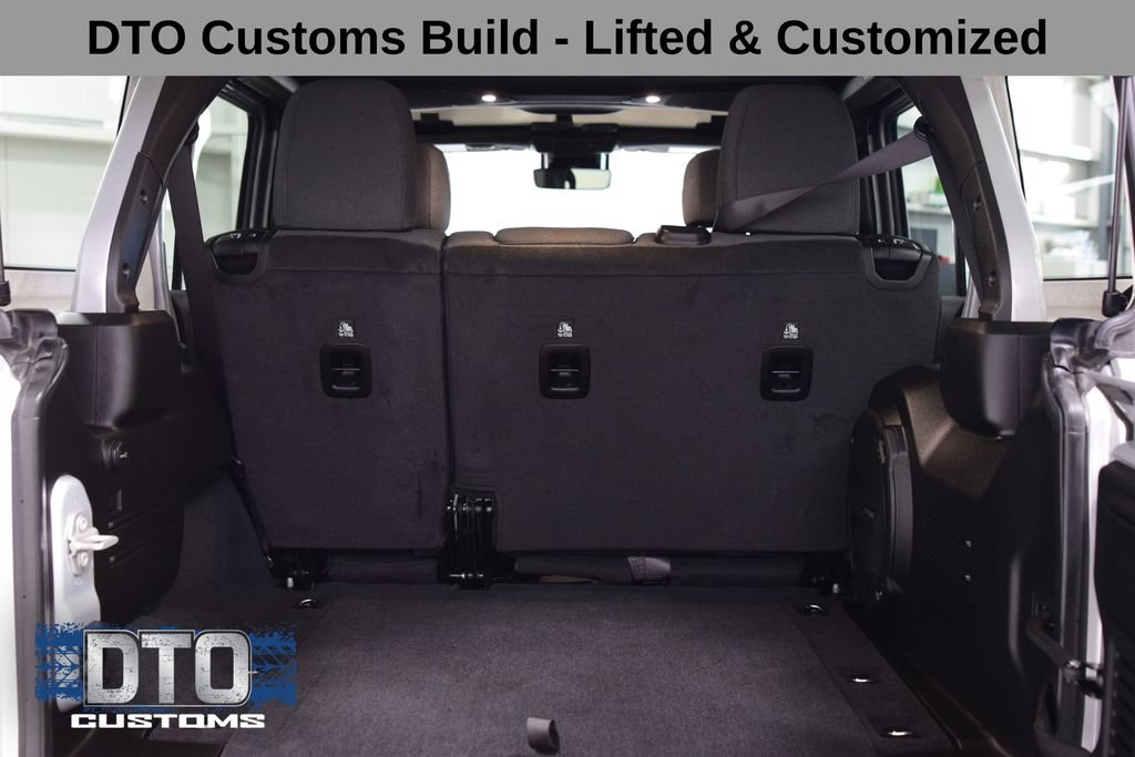 Used 2024 Jeep Wrangler Unlimited Sahara w/ Technology Group AWD/4WD image 19
