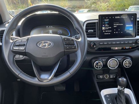 Used 2023 Hyundai Venue Limited image 17