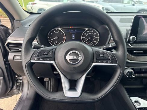 Used 2025 Nissan Altima 2.5 SV FWD image 29