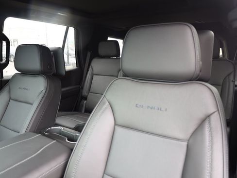 Used 2026 GMC Yukon Denali w/ Denali Reserve Package AWD/4WD image 16