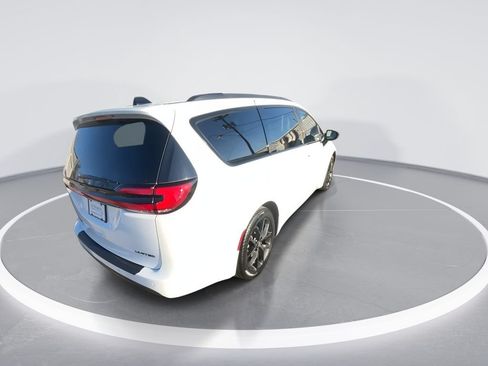Used 2025 Chrysler Pacifica Limited FWD image 8