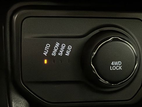 Used 2023 Jeep Renegade Latitude w/ Sun & Fun Group AWD/4WD image 37