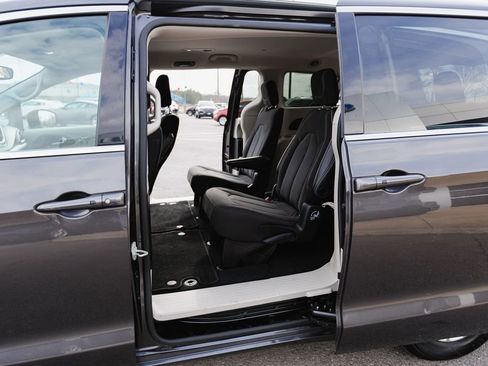 Used 2023 Chrysler Voyager LX FWD image 4