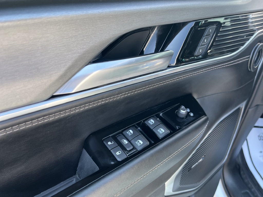 Used 2023 Jeep Wagoneer L Series II AWD/4WD image 10