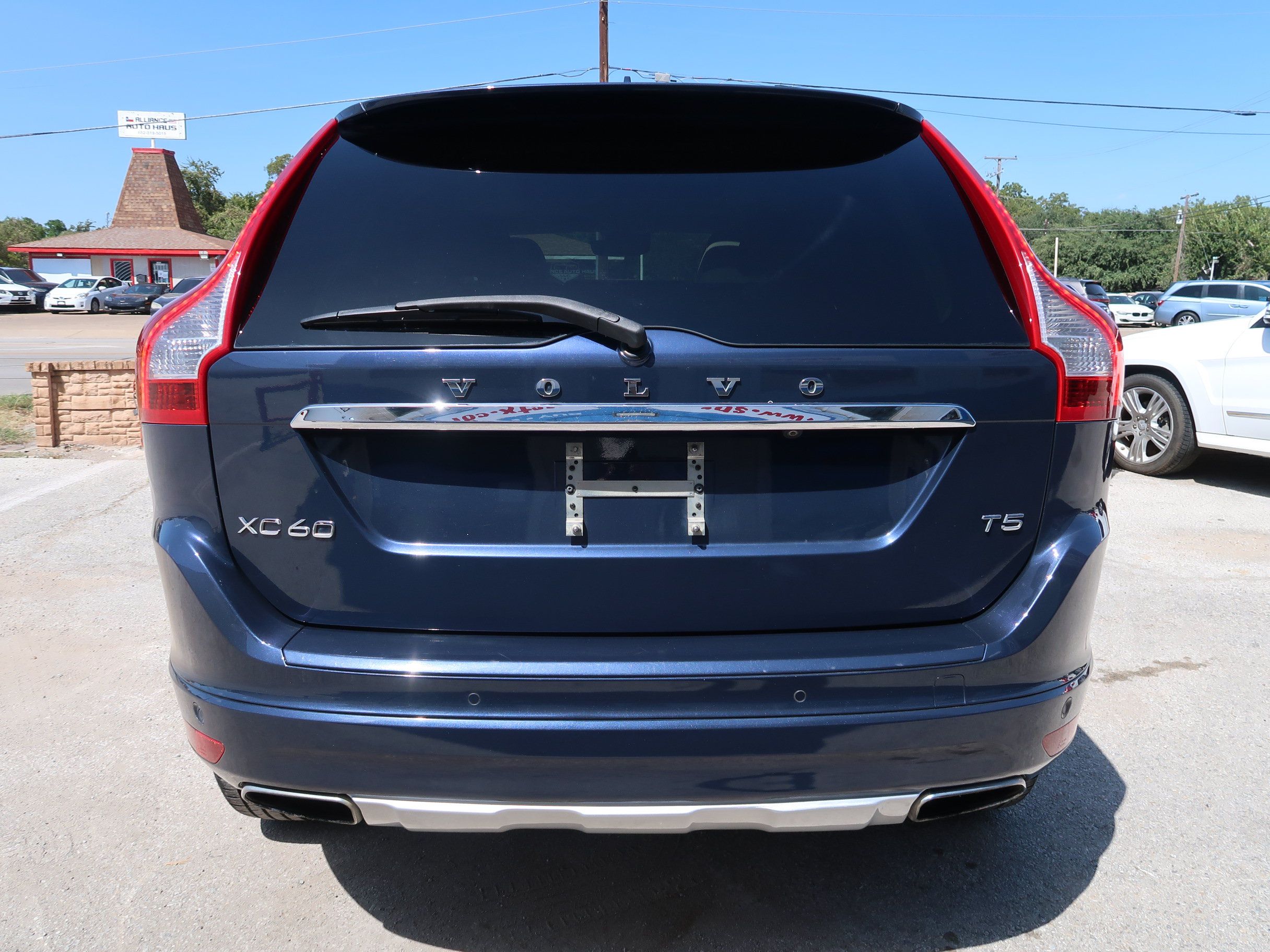 Used 2015 Volvo XC60 T5 Premier w/ Proximity Package FWD image 4