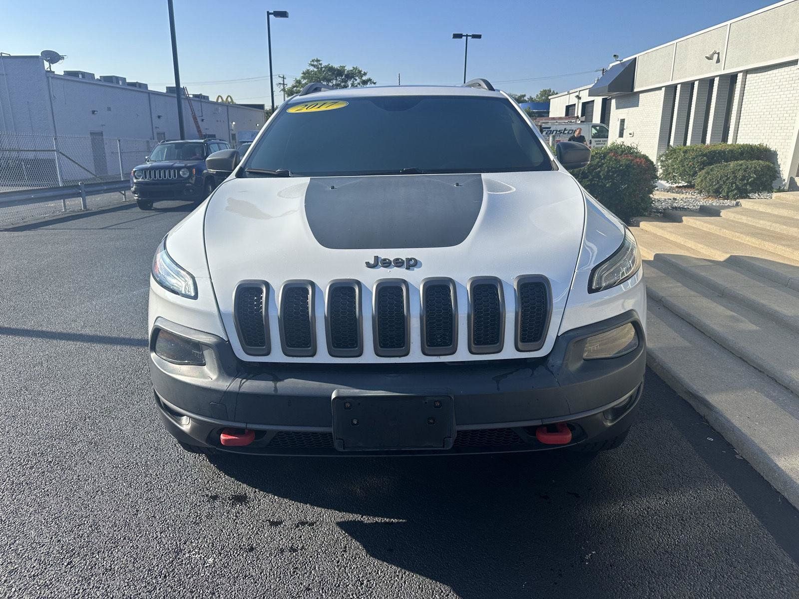 Used 2017 Jeep Cherokee Trailhawk AWD/4WD image 4