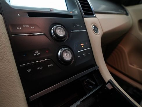 Used 2016 Ford Taurus SEL w/ Equipment Group 201A image 22