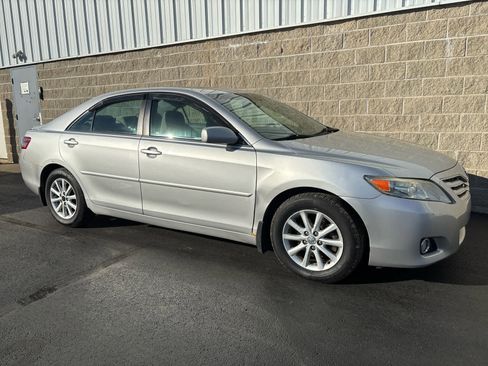 Used 2010 Toyota Camry SE image 2