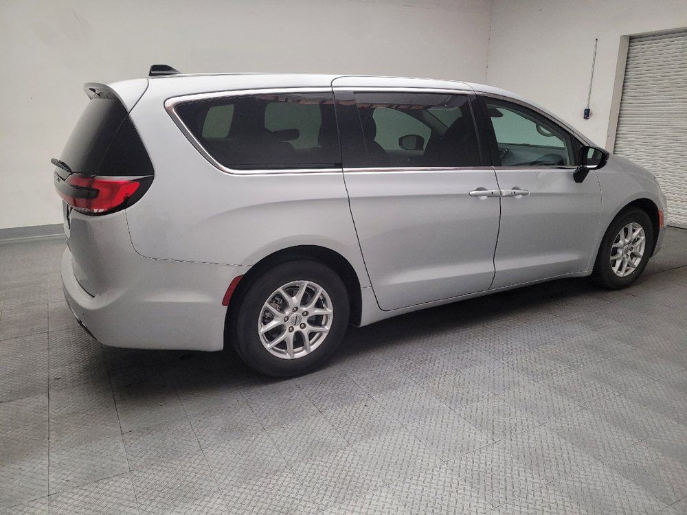 Used 2024 Chrysler Pacifica Touring-L FWD image 10