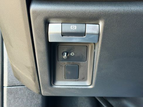Used 2023 Land Rover Defender 90 V8 AWD/4WD image 33
