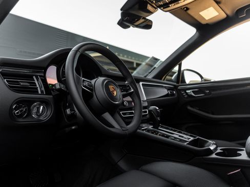 Certified 2026 Porsche Macan AWD/4WD image 4