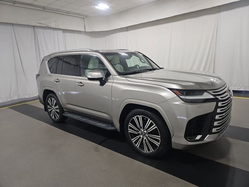 Used 2022 Lexus LX 600 4WD w/ Luxury Package image 1